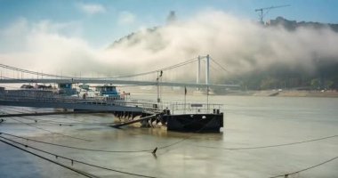 Budapeşte, Macaristan - 7 Ekim 2024: Sis Altında Tuna: Budapeşte 'de Sakin Bir Sabah. Zaman ayarlı, kaydırmalı geçiş.