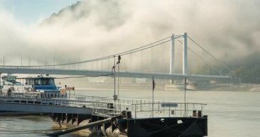 Budapeşte, Macaristan - 7 Ekim 2024: Sis Altında Tuna: Budapeşte 'de Sakin Bir Sabah. Zaman aşımı, geçiş dönemini yakınlaştır.