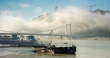 Budapeşte, Macaristan - 7 Ekim 2024: Sis Altında Tuna: Budapeşte 'de Sakin Bir Sabah. Zaman ayarlı, geçişi yakınlaştır.