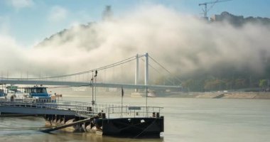 Budapeşte, Macaristan - 7 Ekim 2024: Sis Altında Tuna: Budapeşte 'de Sakin Bir Sabah. Zaman ayarlı, kaydırmalı geçiş.