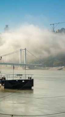Budapeşte, Macaristan - 7 Ekim 2024: Sis Altında Tuna: Budapeşte 'de Sakin Bir Sabah. Zaman geçişi, kaydırma geçişi, dikey yönelim.