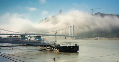 Budapeşte, Macaristan - 7 Ekim 2024: Sis Altında Tuna: Budapeşte 'de Sakin Bir Sabah. Zaman Uygulaması.