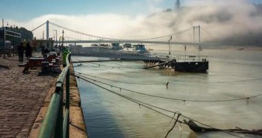 Budapeşte, Macaristan - 7 Ekim 2024: Sis Altında Tuna: Budapeşte 'de Sakin Bir Sabah. Zaman ayarlı, kaydırmalı geçiş.