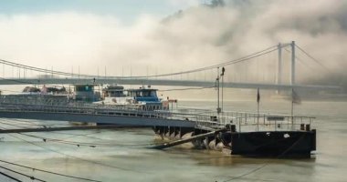 Budapeşte, Macaristan - 7 Ekim 2024: Sis Altında Tuna: Budapeşte 'de Sakin Bir Sabah. Zaman aşımı, geçiş dönemini yakınlaştır.