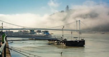 Budapeşte, Macaristan - 7 Ekim 2024: Sis Altında Tuna: Budapeşte 'de Sakin Bir Sabah. Zaman ayarlı, kaydırmalı geçiş.