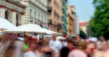 Budapeşte, Macaristan - 20 Ağustos 2024: Budapeşte 'de Meşgul Yemek Festivali Yerel ve Uluslararası Yiyecekleri Çekiyor. Tilt-shift lensi. Zaman aşımı, geçiş dönemini yakınlaştır.