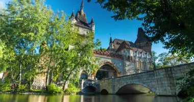 Budapeşte, Macaristan - 09 Eylül 2024: Vajdahunyad Kalesi ana girişi. Zaman Uygulaması.