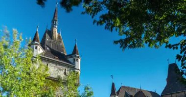 Budapeşte, Macaristan - 09 Eylül 2024: Vajdahunyad Kalesi ana girişi. Zaman aşımı, geçiş dönemini yakınlaştır.