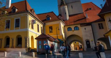 Sibiu, Romanya - 21 Ekim 2024: Küçük Meydan 'daki Konsey Kulesi. Zaman aşımı, geçiş dönemini yakınlaştır.