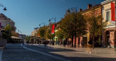 Sibiu, Romanya - 21 Ekim 2024: Strada Nicolae Balcescu caddesinde yürüyen insanlar. Zaman aşımı, geçiş dönemini yakınlaştır.