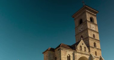 Alba Iulia, Romanya - 20 Ekim 2024: Str. Mihai Viteazul sokak manzarası. Sağdaki Aziz Michael Katedrali. Zaman aşımı, dönüşümü yakınlaştır. Açık gökyüzü güneşli gün.