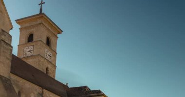 Alba Iulia, Romanya - 20 Ekim 2024: Str. Mihai Viteazul sokak manzarası. Soldaki Aziz Michael Katedrali. Zaman aşımı, hayvanat bahçesinde geçiş. Açık gökyüzü güneşli gün.