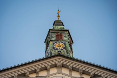 Ljubljana, Slovenya - 10 Ağustos 2025: Ljubljana 'nın Cankaro Embankment' i boyunca canlı bir yaz sahnesi, kalabalığın yemyeşil ağaçların gölgesinde nehir kenarındaki kafe teraslarının önünden geçtiği