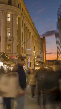 Budapeşte, Macaristan - 16 Kasım 2024: Vorosmarty Square Christmas market. Zaman ayarlı, kaydırmalı geçiş.