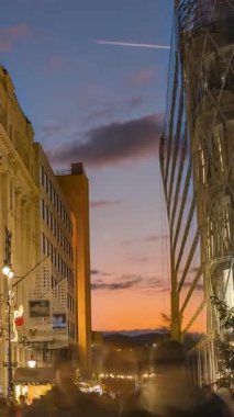 Budapeşte, Macaristan - 16 Kasım 2024: Vorosmarty Square Christmas market. Zaman aşımı, geçiş dönemini yakınlaştır.