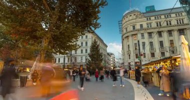 Budapeşte, Macaristan - 16 Kasım 2024: Vorosmarty Square Christmas market. Zaman ayarlı, geçişi yakınlaştır.