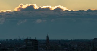 Budapeşte, Macaristan - 11 Ekim 2024: Budapeşte Gölgeler Altında: Erken Sabah Dinginliği. Zaman ayarlı, kaydırmalı geçiş.