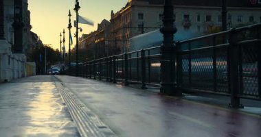 Budapeşte, Macaristan - 16 Ekim 2024: İlk Işık Senfonisi: Gündoğumu Budapeşte 'nin İkonik Köprüsü' nü Boyama. Zaman ayarlı, kaydırmalı geçiş.