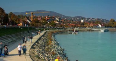 Szentendre, Macaristan - 27 Ekim 2024: Riverside Stroll: The Charming Embankment of Szentendre. Zaman ayarlı, kaydırmalı geçiş.