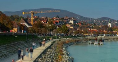Szentendre, Macaristan - 27 Ekim 2024: Riverside Stroll: The Charming Embankment of Szentendre. Zaman aşımı, geçiş dönemini yakınlaştır.