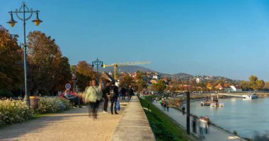 Szentendre, Macaristan - 27 Ekim 2024: Riverside Stroll: The Charming Embankment of Szentendre. Zaman Uygulaması.