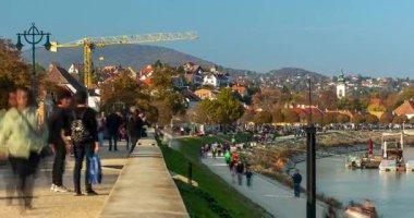 Szentendre, Macaristan - 27 Ekim 2024: Riverside Stroll: The Charming Embankment of Szentendre. Zaman aşımı, geçiş dönemini yakınlaştır.