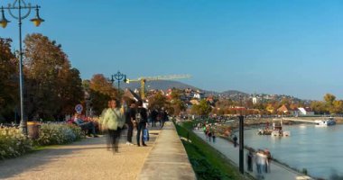 Szentendre, Macaristan - 27 Ekim 2024: Riverside Stroll: The Charming Embankment of Szentendre. Zaman ayarlı, geçişi yakınlaştır.