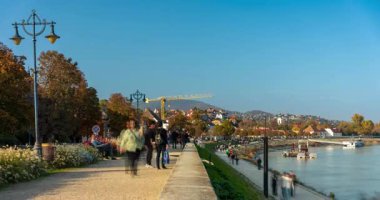 Szentendre, Macaristan - 27 Ekim 2024: Riverside Stroll: The Charming Embankment of Szentendre. Zaman ayarlı, kaydırmalı geçiş.