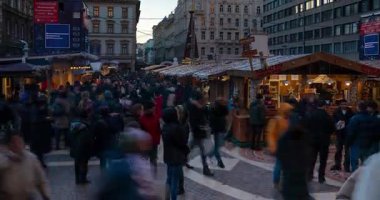 Budapeşte, Macaristan - 23 Kasım 2024: St Stephens Bazilikası 'nda Noel Pazarı. Kilisenin büyük kubbesinin altında sıcak şarap tezgahları ve el yapımı hediyeler parlıyor. Zaman ayarlı, kaydırmalı geçiş.