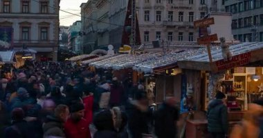 Budapeşte, Macaristan - 23 Kasım 2024: St Stephens Bazilikası 'nda Noel Pazarı. Kilisenin büyük kubbesinin altında sıcak şarap tezgahları ve el yapımı hediyeler parlıyor. Zaman aşımı, geçiş dönemini yakınlaştır.