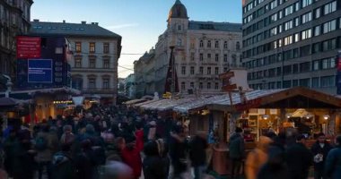 Budapeşte, Macaristan - 23 Kasım 2024: St Stephens Bazilikası 'nda Noel Pazarı. Kilisenin büyük kubbesinin altında sıcak şarap tezgahları ve el yapımı hediyeler parlıyor. Zaman ayarlı, geçişi yakınlaştır.