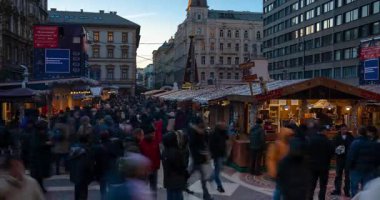 Budapeşte, Macaristan - 23 Kasım 2024: St Stephens Bazilikası 'nda Noel Pazarı. Kilisenin büyük kubbesinin altında sıcak şarap tezgahları ve el yapımı hediyeler parlıyor. Zaman Uygulaması.