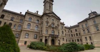 Gyor, Macaristan - 10 Kasım 2024: Zaman Bükülmesi: Hiperlapse Büyüleyici Harekette Gyor 'un Belediye Binasını Yakaladı.