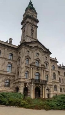 Gyor, Macaristan - 10 Kasım 2024: Zaman Bükülmesi: Hiperlapse Büyüleyici Hareket, dikey yönelimde Gyor Belediye Binasını Yakalıyor.