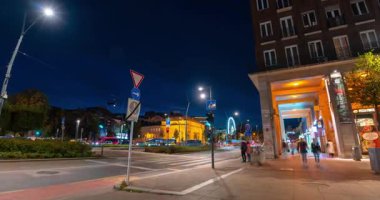 Budapeşte, Macaristan - 14 Ekim 2024: Budapeşte Bulvarı 'nda Akşam Işığı: Budapeşte' nin Tarihi Çemberi Alacakaranlıkta Canlı Geldi. Zaman ayarlı, geçişi yakınlaştır.