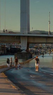 Budapeşte, Macaristan - 23 Eylül 2024: Fırtına Boris 'in Sonrası: Erzsebet Köprüsü Altındaki Su Altındaki Yol İzleyicileri Çekiyor. Zaman aşımı, uzaklaşma geçişi, dikey yönelim