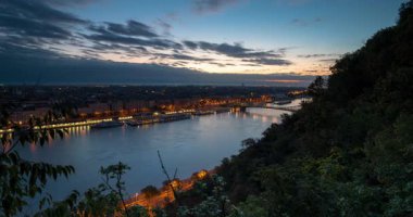 Budapeşte, Macaristan - 12 Ekim 2024: Budapeşte Üzerine Altın Şafak: Gellert Tepesi 'nden gelen Gündoğumu Özgürlük Köprüsü' nü aydınlattı. Zaman Uygulaması