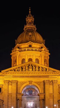 Budapeşte, Macaristan - 1 Ekim 2024: Budapeşte 'nin Tatil Büyüsü - Bazilika Pazarı. Zaman aşımı, uzaklaşma geçişi, dikey yönelim.