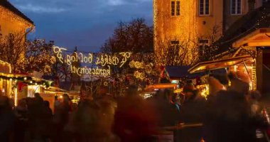 Budapeşte, Macaristan - 9 Aralık 2024: Budapeşte 'deki Fo ter' de Noel pazarı. Zaman aşımı, geçiş dönemini yakınlaştır.