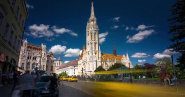 Budapeşte, Macaristan - 19 Nisan 2025: Fisherman 's Bastion' da Aziz Stephen Heykeli 'nin yakınındaki insanlar Budapeşte üzerinde Kralın Manzarası. Zaman Uygulaması