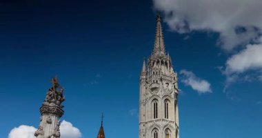 Budapeşte, Macaristan - 19 Nisan 2025: Matthias Kilisesi ve Kutsal Üçlü Heykeli yakınlarında yürüyen insanlar: Buda 'nın Kutsal İkili. Zaman aşımı, geçiş dönemini yakınlaştır.