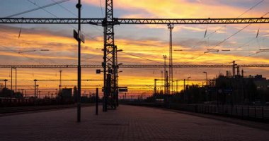 Szekesfehervar, Macaristan - 2 Kasım 2024: Szekesfehervar Tren İstasyonu 'nda Orange Sunset. Zaman Uygulaması.