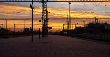 Szekesfehervar, Macaristan - 2 Kasım 2024: Szekesfehervar Tren İstasyonu 'nda Orange Sunset. Zaman ayarlı, kaydırmalı geçiş.