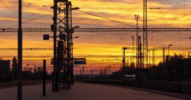 Szekesfehervar, Macaristan - 2 Kasım 2024: Szekesfehervar Tren İstasyonu 'nda Orange Sunset. Zaman aşımı, geçiş dönemini yakınlaştır.
