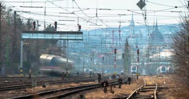 Budapeşte, Macaristan - 1 Şubat 2025: Uzakta Parlamento ile Budapeşte 'ye Gelen Trenler. Zaman aşımı, geçiş dönemini yakınlaştır.