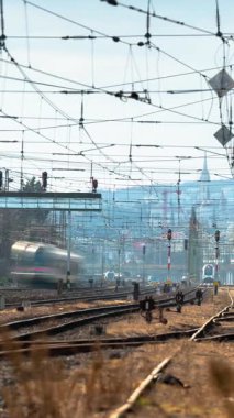 Budapeşte, Macaristan - 1 Şubat 2025: Uzakta Parlamento ile Budapeşte 'ye Gelen Trenler. Zaman geçişi, kaydırma geçişi, dikey yönelim.