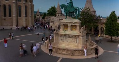 Budapeşte, Macaristan - 3 Mayıs 2025: Balıkçı Kalesi 'nin yanındaki ilkbahar meydanında gezinen ziyaretçiler. Zaman ayarlı, kaydırmalı geçiş.