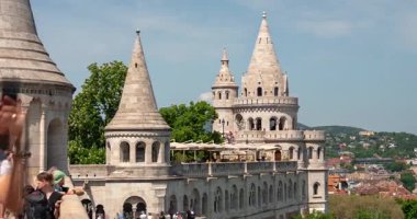 Budapeşte, Macaristan - 3 Mayıs 2025: Gözlem güvertesi perspektifinden görülen balıkçı kalesi kuleleri. Zaman ayarlı, kaydırmalı geçiş.