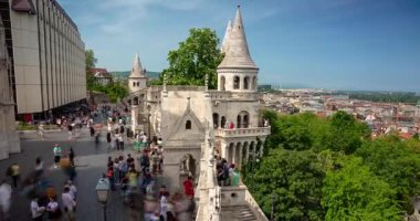 Budapeşte, Macaristan - 3 Mayıs 2025: Balıkçı Kalesi 'nin beyaz kulelerini keşfeden yaz kalabalığı. Zaman ayarlı, kaydırmalı geçiş.