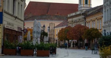 Szekesfehervar, Macaristan - 2 Kasım 2024: Szekesfehervar 'ın Cozy Charm' ı - Renkli evler ve çiçek açan güzel bir cadde. Zaman aşımı, geçiş dönemini yakınlaştır.